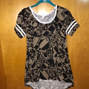 LuLaRoe classic Tshirt XS(more like small/medium)